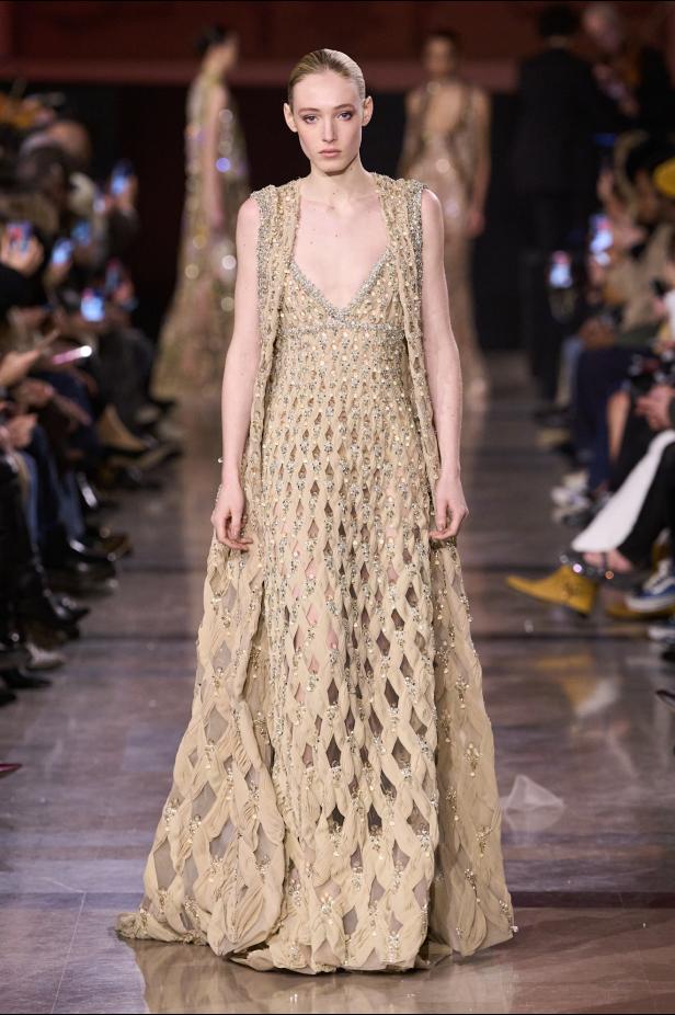 سحر صيف السبعينيات يتجسد في مجموعة إيلي صعب للأزياء الراقية لربيع وصيف 2026