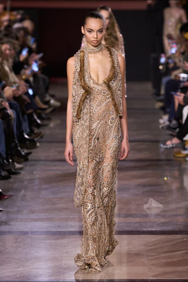 سحر صيف السبعينيات يتجسد في مجموعة إيلي صعب للأزياء الراقية لربيع وصيف 2026