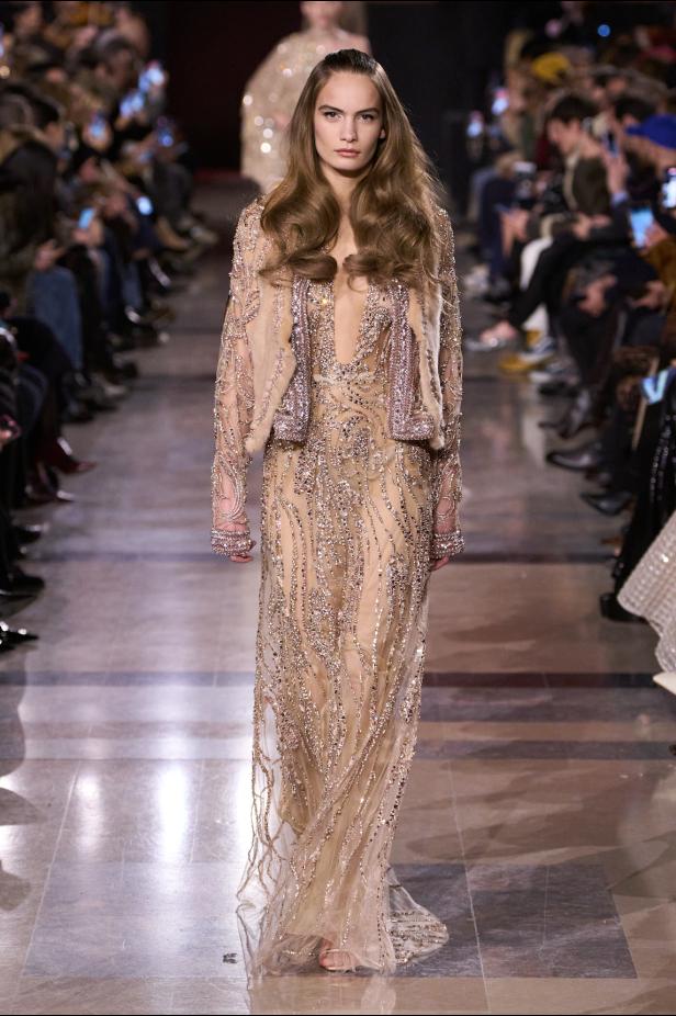 سحر صيف السبعينيات يتجسد في مجموعة إيلي صعب للأزياء الراقية لربيع وصيف 2026