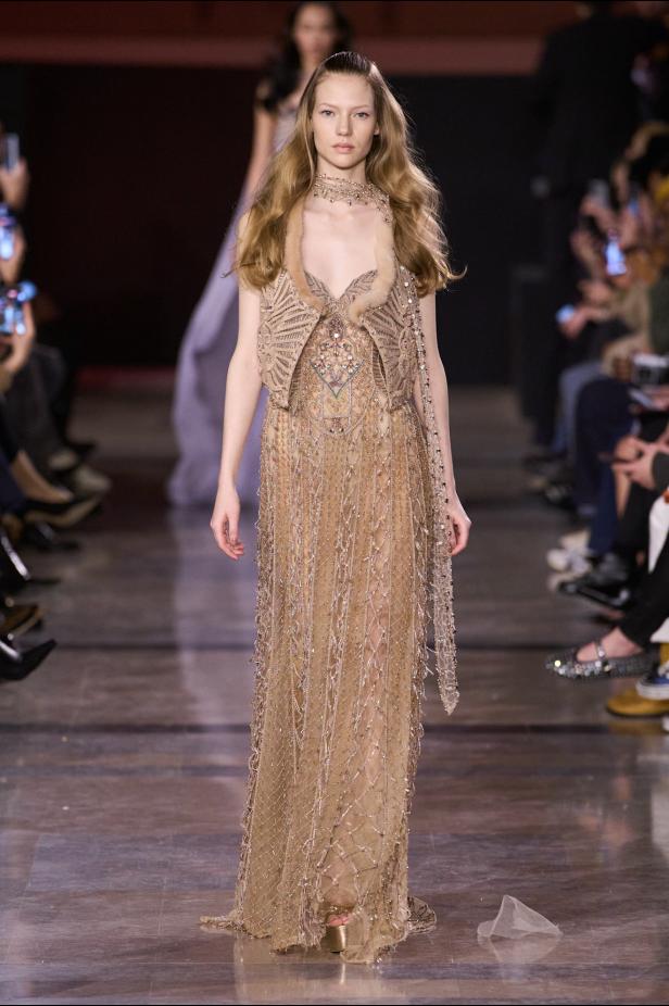 سحر صيف السبعينيات يتجسد في مجموعة إيلي صعب للأزياء الراقية لربيع وصيف 2026