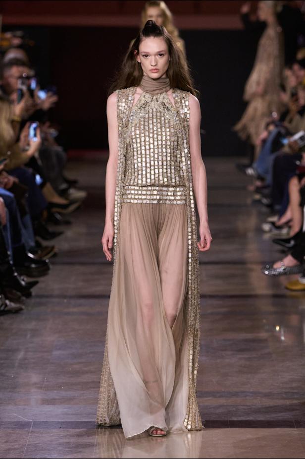 سحر صيف السبعينيات يتجسد في مجموعة إيلي صعب للأزياء الراقية لربيع وصيف 2026