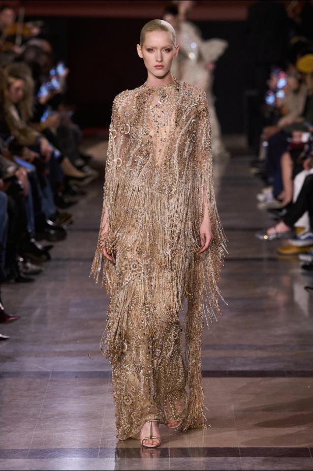 سحر صيف السبعينيات يتجسد في مجموعة إيلي صعب للأزياء الراقية لربيع وصيف 2026