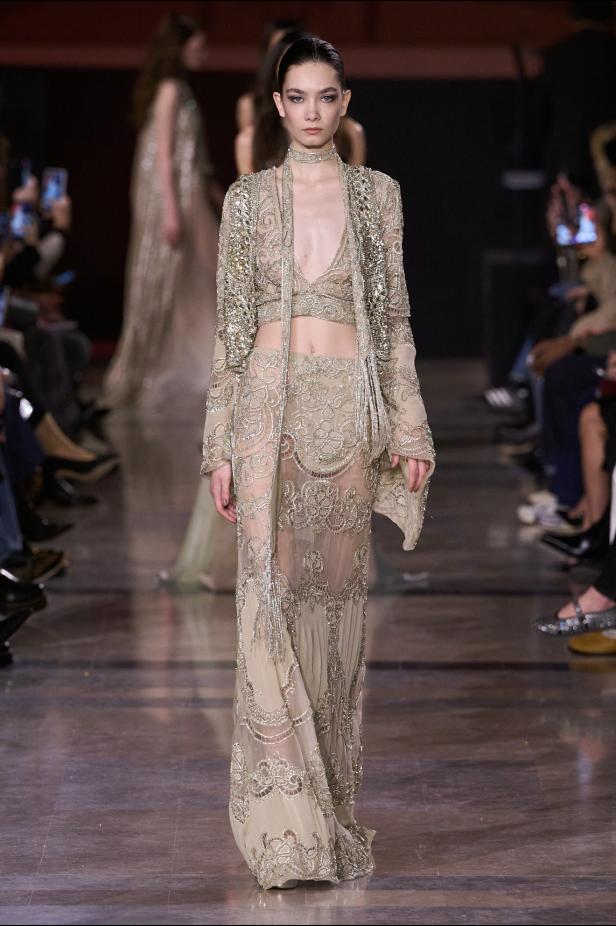 سحر صيف السبعينيات يتجسد في مجموعة إيلي صعب للأزياء الراقية لربيع وصيف 2026