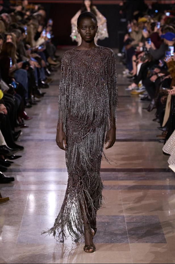 سحر صيف السبعينيات يتجسد في مجموعة إيلي صعب للأزياء الراقية لربيع وصيف 2026