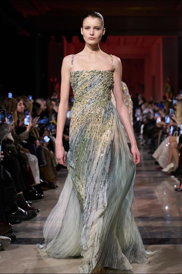 سحر صيف السبعينيات يتجسد في مجموعة إيلي صعب للأزياء الراقية لربيع وصيف 2026