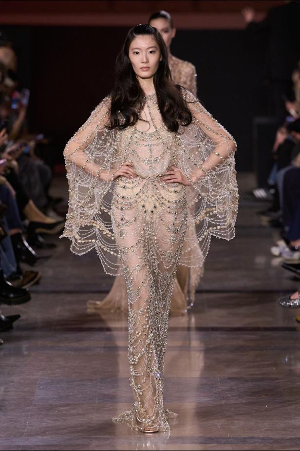 سحر صيف السبعينيات يتجسد في مجموعة إيلي صعب للأزياء الراقية لربيع وصيف 2026