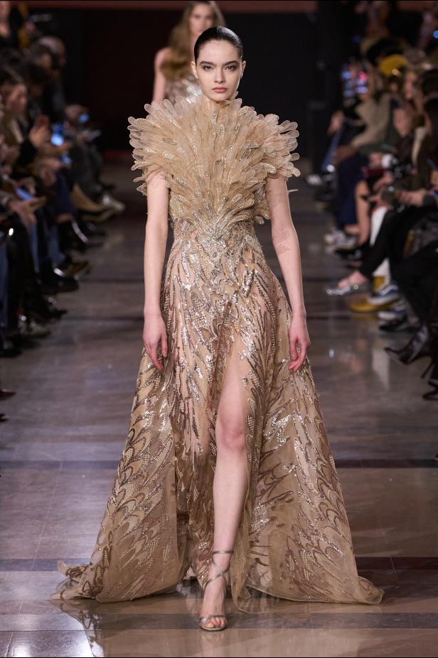 سحر صيف السبعينيات يتجسد في مجموعة إيلي صعب للأزياء الراقية لربيع وصيف 2026