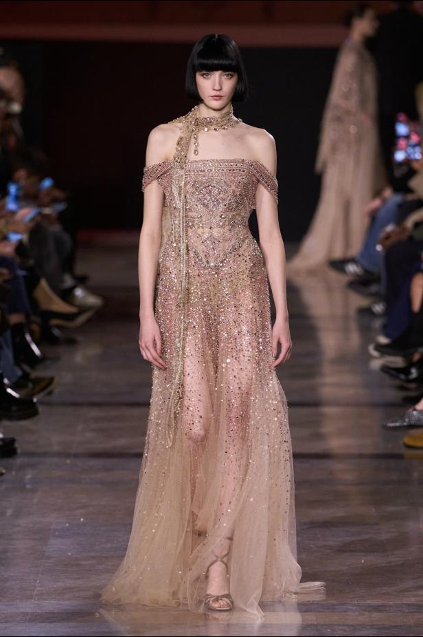 سحر صيف السبعينيات يتجسد في مجموعة إيلي صعب للأزياء الراقية لربيع وصيف 2026