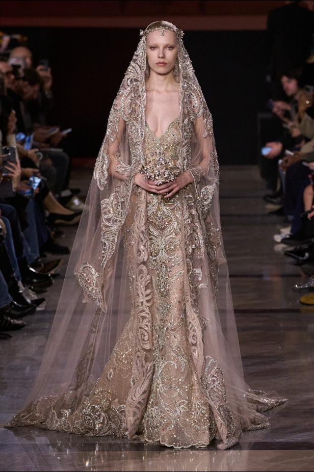 سحر صيف السبعينيات يتجسد في مجموعة إيلي صعب للأزياء الراقية لربيع وصيف 2026