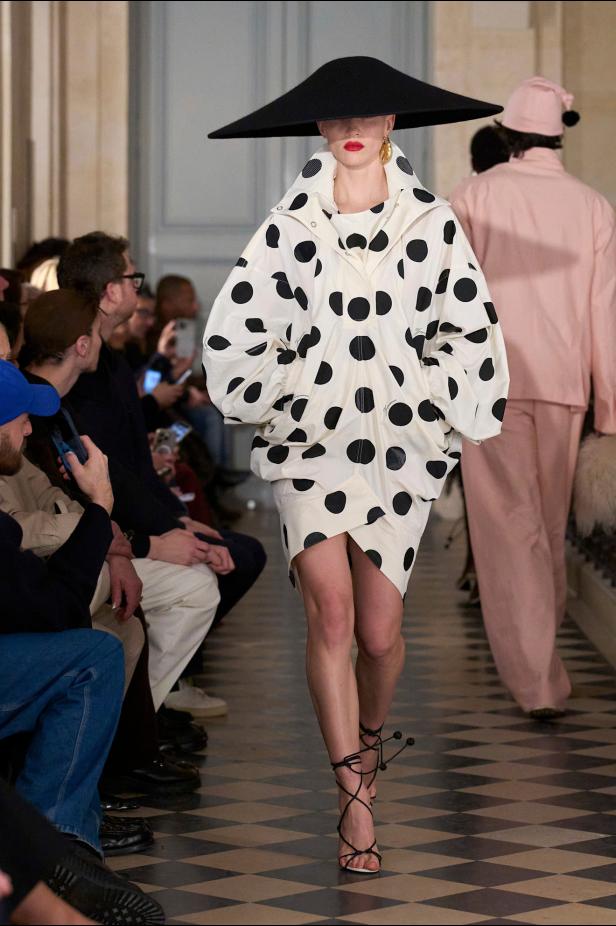 مجموعة Jacquemus لخريف وشتاء 2026 تعيد صياغة مرح الثمانينيات بأسلوب مميّز