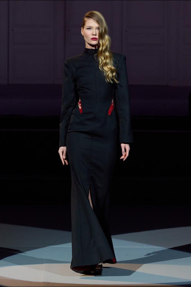 عرض أزياء مجموعة Julien Fournie لربيع وصيف 2026