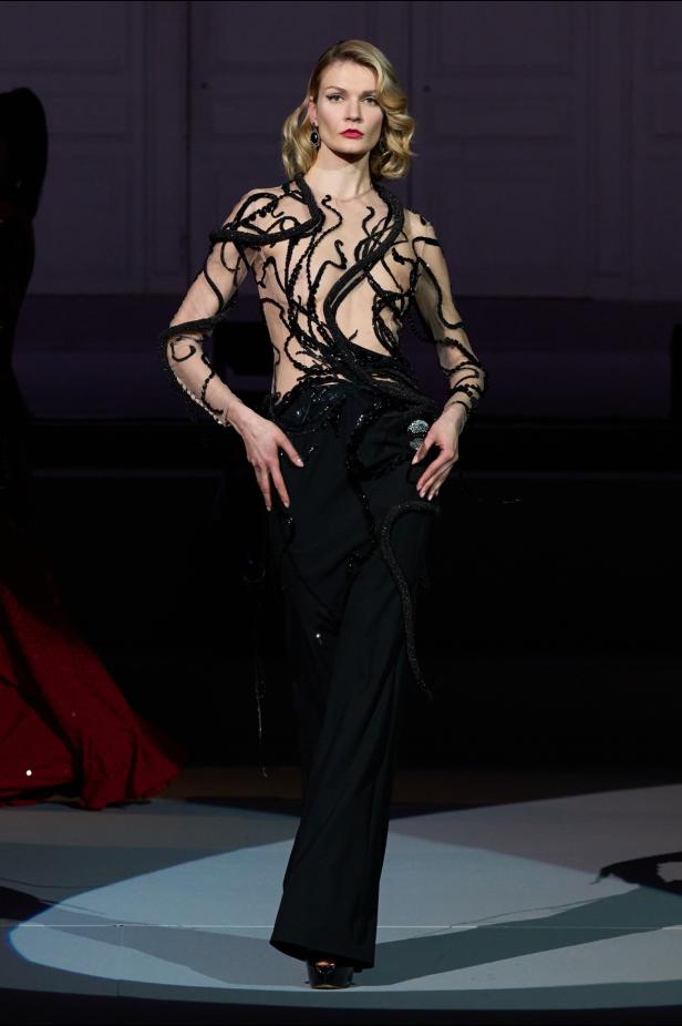 عرض أزياء مجموعة Julien Fournie لربيع وصيف 2026