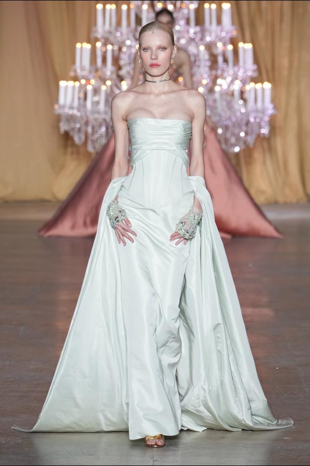 مجموعة زهير مراد تحاكي رقي المرأة في باريس