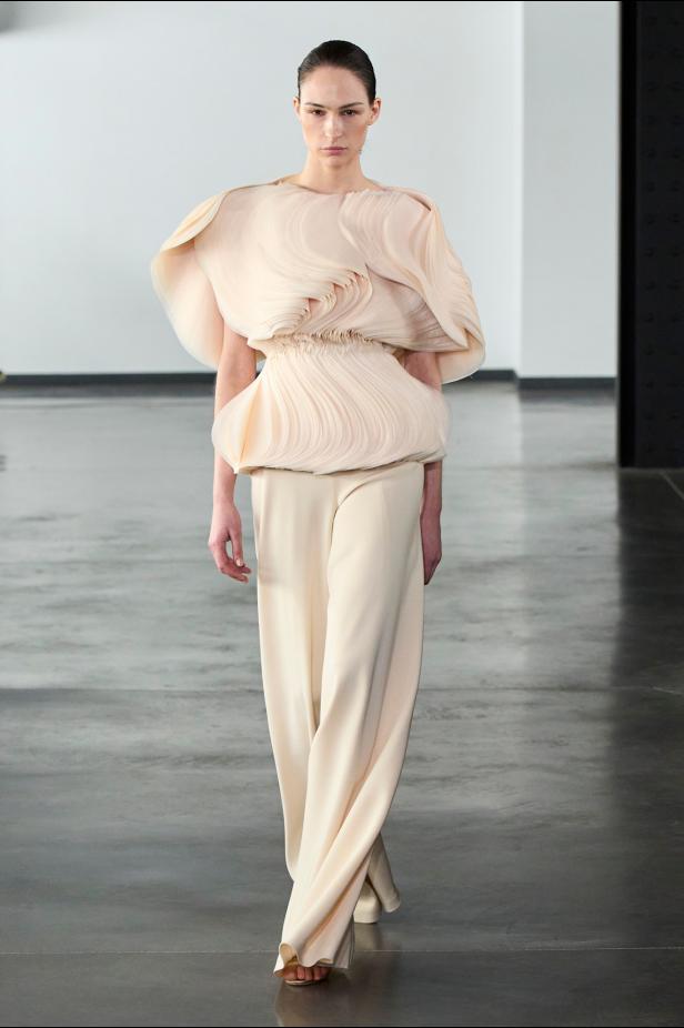 مجموعة رامي العلي للأزياء الراقية لربيع 2026... حوار بين الحركة والأنوثة العصرية