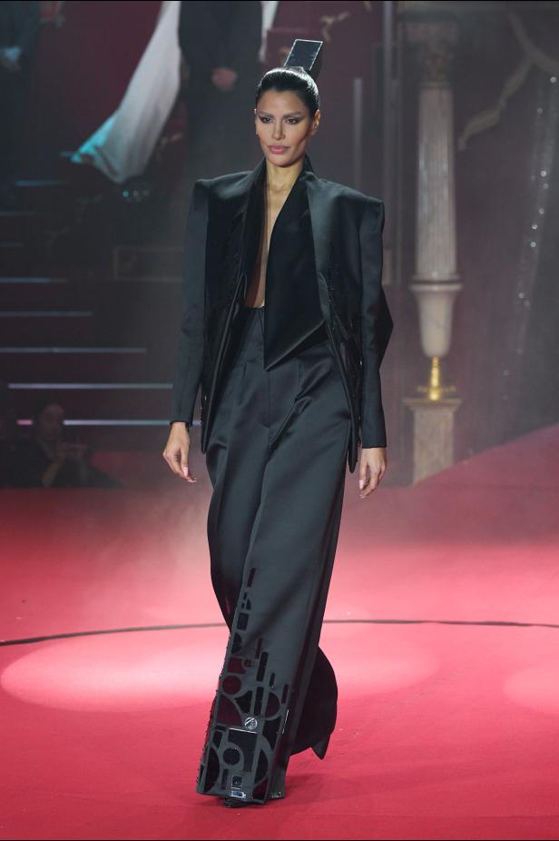 تحت قبة السيرك الباريسي.. هندسة الانضباط تتجسّد في مجموعة ستيفان رولان ربيع وصيف 2026 للأزياء الراقية