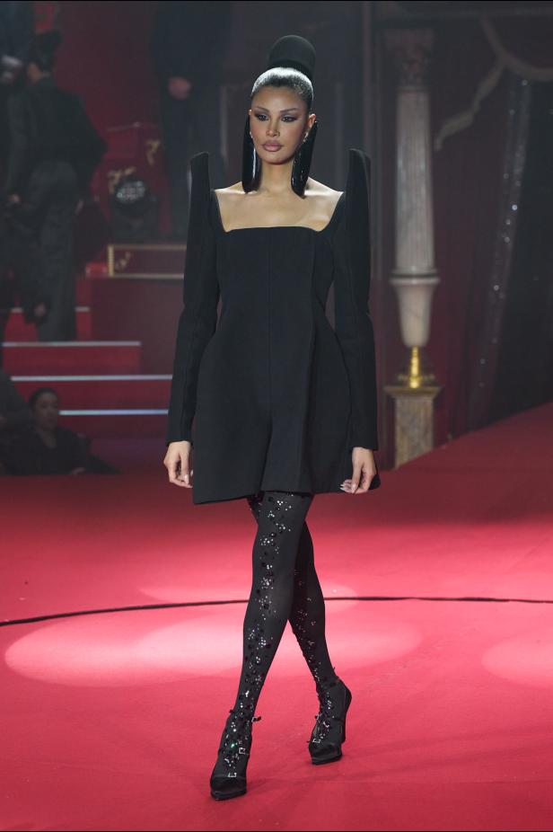 تحت قبة السيرك الباريسي.. هندسة الانضباط تتجسّد في مجموعة ستيفان رولان ربيع وصيف 2026 للأزياء الراقية