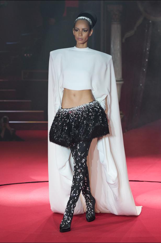 تحت قبة السيرك الباريسي.. هندسة الانضباط تتجسّد في مجموعة ستيفان رولان ربيع وصيف 2026 للأزياء الراقية