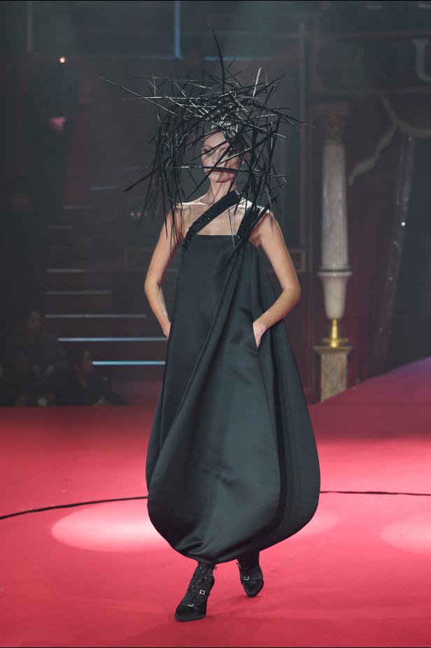 تحت قبة السيرك الباريسي.. هندسة الانضباط تتجسّد في مجموعة ستيفان رولان ربيع وصيف 2026 للأزياء الراقية