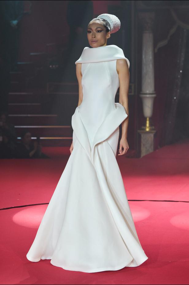 تحت قبة السيرك الباريسي.. هندسة الانضباط تتجسّد في مجموعة ستيفان رولان ربيع وصيف 2026 للأزياء الراقية