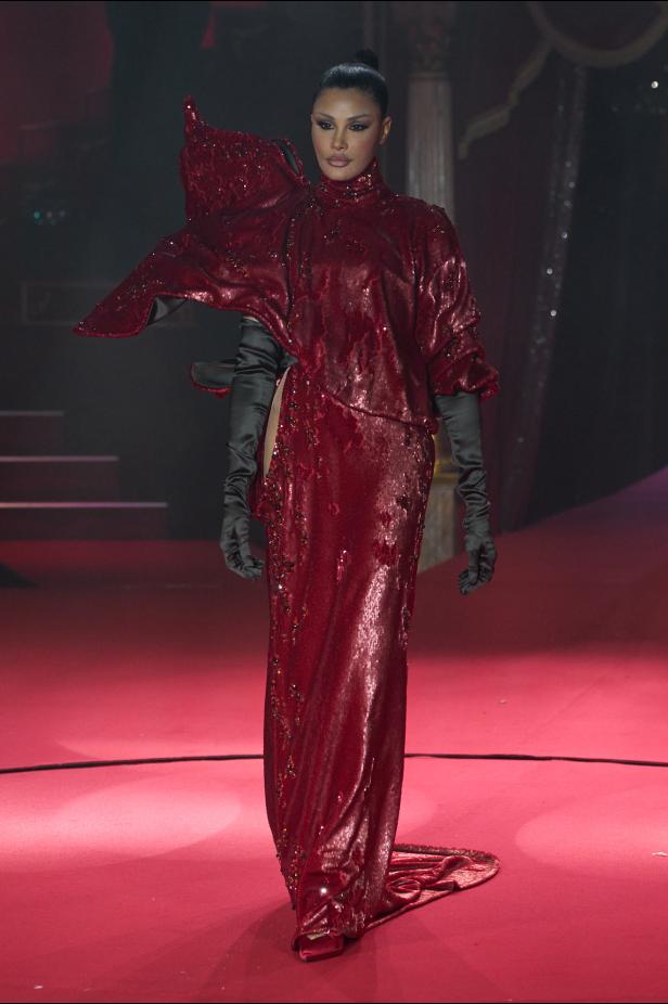 تحت قبة السيرك الباريسي.. هندسة الانضباط تتجسّد في مجموعة ستيفان رولان ربيع وصيف 2026 للأزياء الراقية