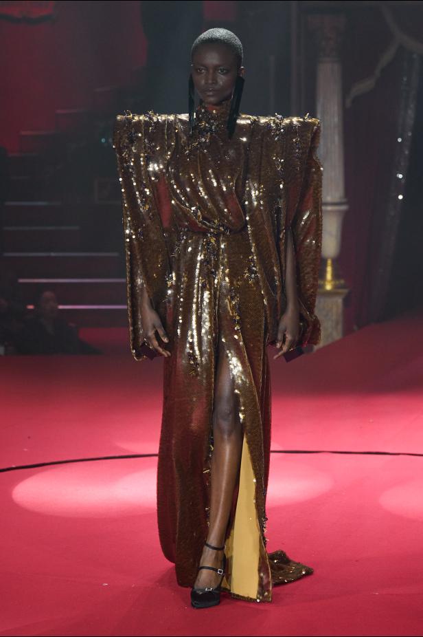 تحت قبة السيرك الباريسي.. هندسة الانضباط تتجسّد في مجموعة ستيفان رولان ربيع وصيف 2026 للأزياء الراقية