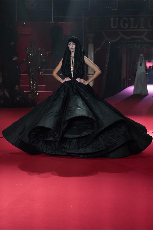 تحت قبة السيرك الباريسي.. هندسة الانضباط تتجسّد في مجموعة ستيفان رولان ربيع وصيف 2026 للأزياء الراقية