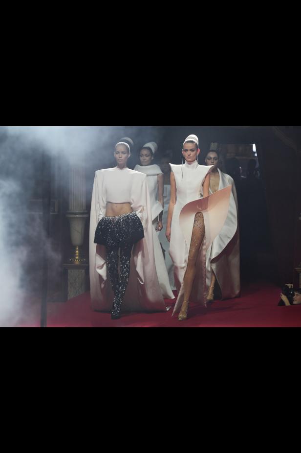 تحت قبة السيرك الباريسي.. هندسة الانضباط تتجسّد في مجموعة ستيفان رولان ربيع وصيف 2026 للأزياء الراقية