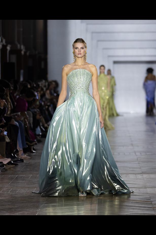 مجموعة طوني ورد للأزياء الراقية... عندما يرتدي الضوء أزياءً راقية