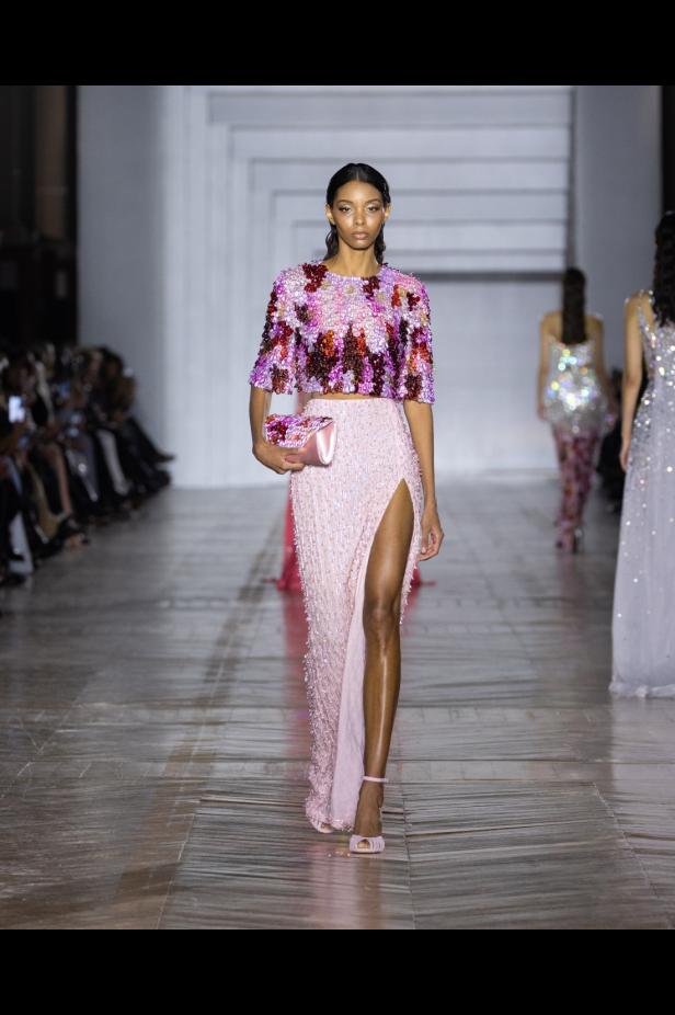 مجموعة طوني ورد للأزياء الراقية... عندما يرتدي الضوء أزياءً راقية