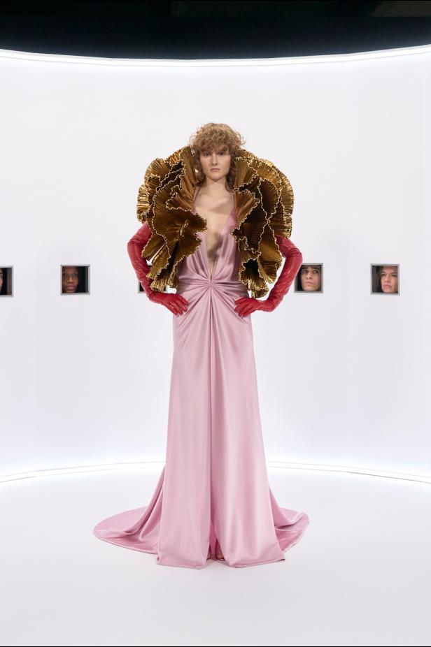  مجموعة Specula Mundi من فالنتينو للهوت كوتور.. دعوة  للتوقف وإعادة النظر في علاقتنا بالموضة