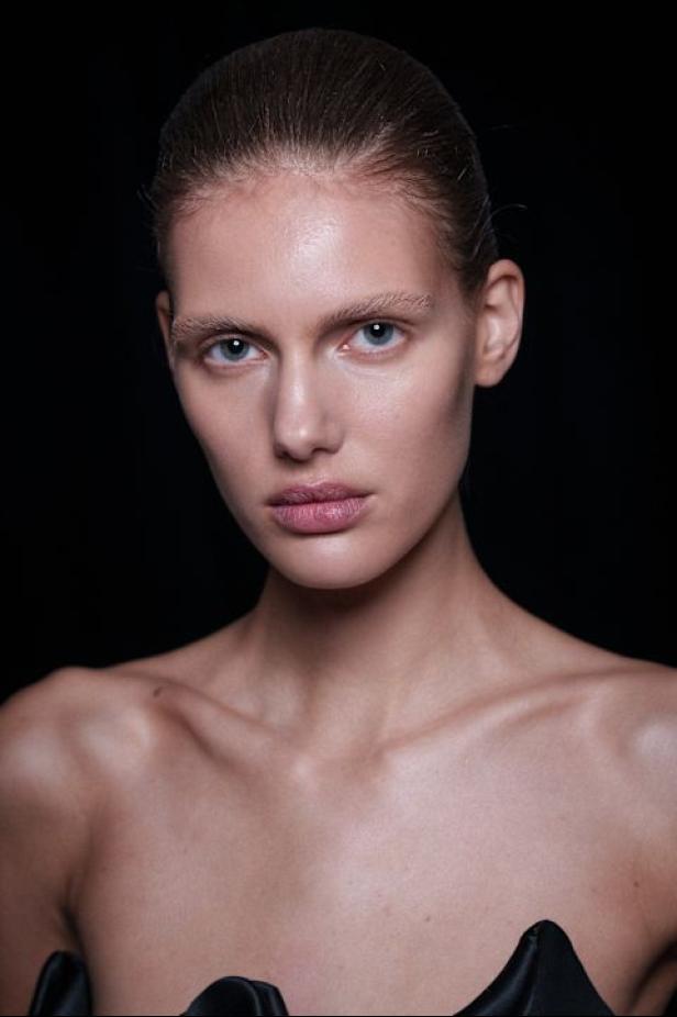 محمد آشي يقدّم "البدايات" في مجموعة ربيع وصيف 2026 للأزياء الراقية