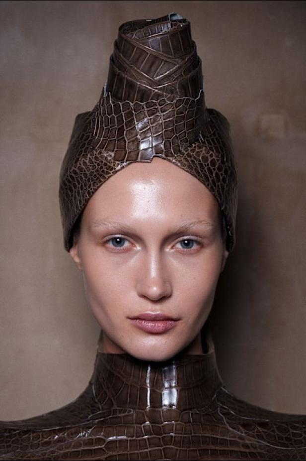 محمد آشي يقدّم "البدايات" في مجموعة ربيع وصيف 2026 للأزياء الراقية