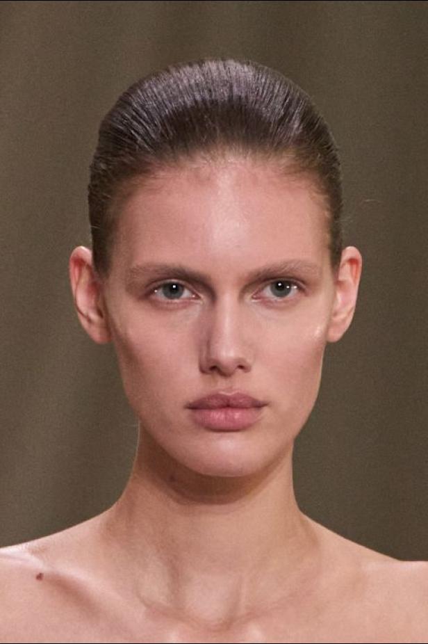 محمد آشي يقدّم "البدايات" في مجموعة ربيع وصيف 2026 للأزياء الراقية