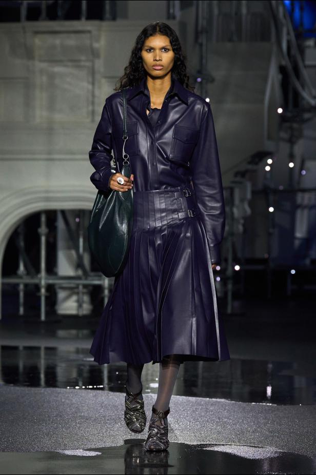 ‎"‎الترنش كوت" يتحدى مطر لندن بأناقة عصرية في مجموعة ‏Burberry‏ لخريف 2026 ‏