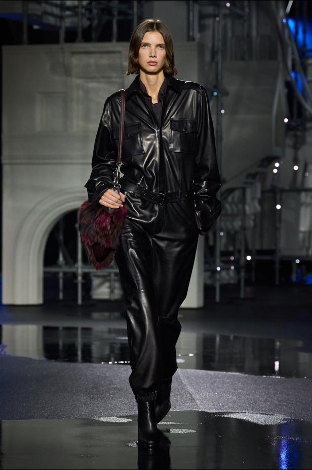 ‎"‎الترنش كوت" يتحدى مطر لندن بأناقة عصرية في مجموعة ‏Burberry‏ لخريف 2026 ‏