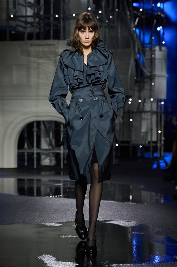 ‎"‎الترنش كوت" يتحدى مطر لندن بأناقة عصرية في مجموعة ‏Burberry‏ لخريف 2026 ‏