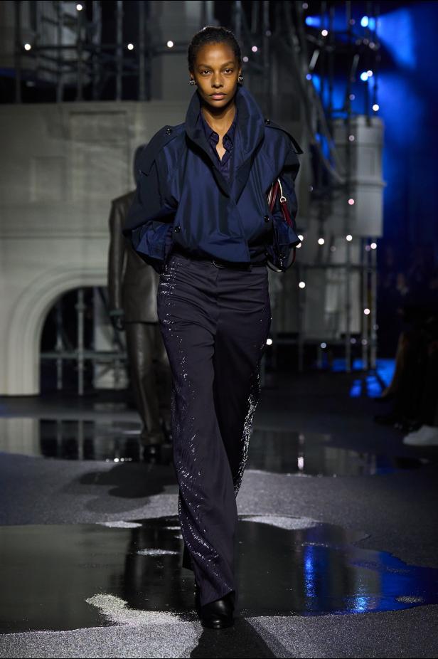 ‎"‎الترنش كوت" يتحدى مطر لندن بأناقة عصرية في مجموعة ‏Burberry‏ لخريف 2026 ‏