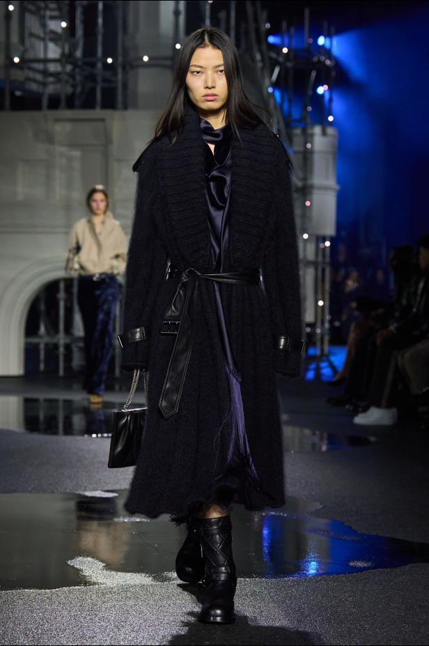 ‎"‎الترنش كوت" يتحدى مطر لندن بأناقة عصرية في مجموعة ‏Burberry‏ لخريف 2026 ‏