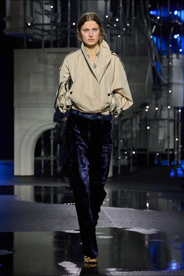 ‎"‎الترنش كوت" يتحدى مطر لندن بأناقة عصرية في مجموعة ‏Burberry‏ لخريف 2026 ‏