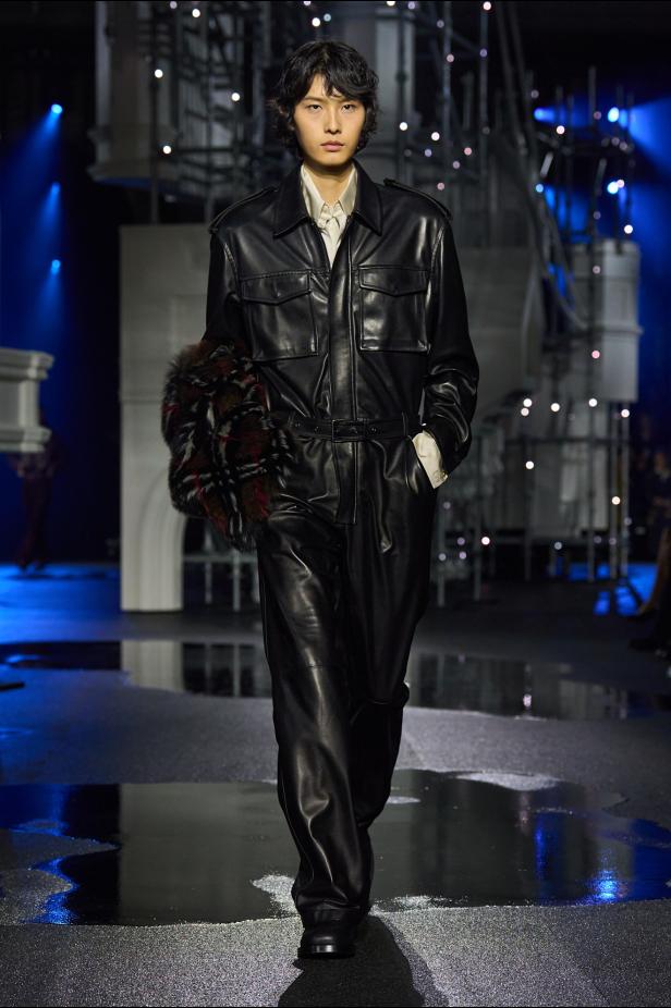 ‎"‎الترنش كوت" يتحدى مطر لندن بأناقة عصرية في مجموعة ‏Burberry‏ لخريف 2026 ‏