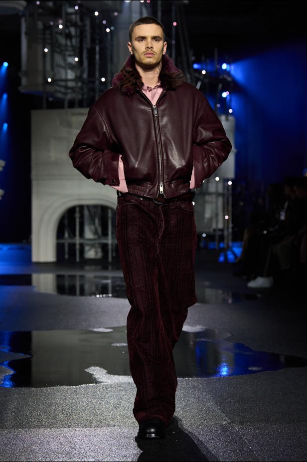 ‎"‎الترنش كوت" يتحدى مطر لندن بأناقة عصرية في مجموعة ‏Burberry‏ لخريف 2026 ‏