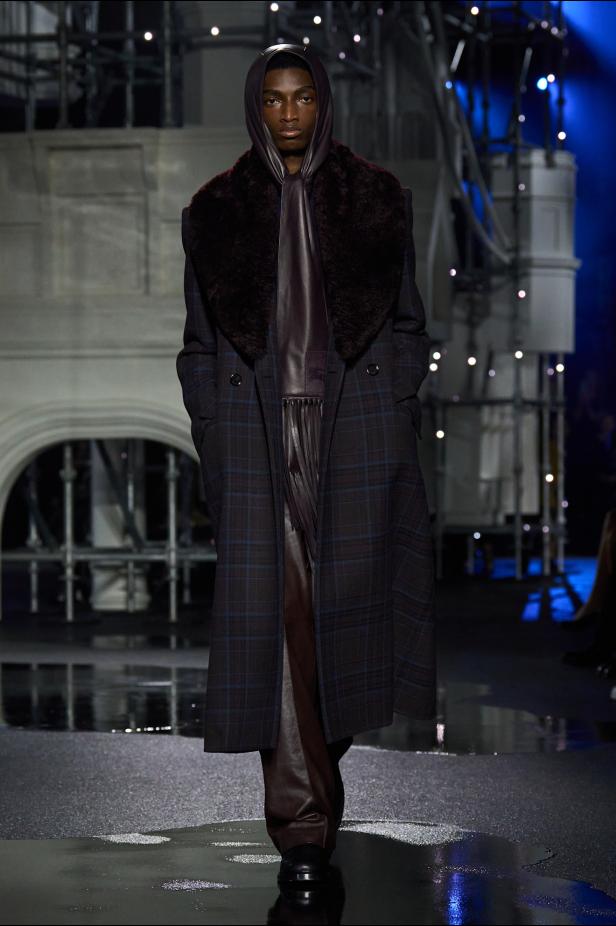 ‎"‎الترنش كوت" يتحدى مطر لندن بأناقة عصرية في مجموعة ‏Burberry‏ لخريف 2026 ‏