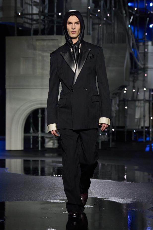 ‎"‎الترنش كوت" يتحدى مطر لندن بأناقة عصرية في مجموعة ‏Burberry‏ لخريف 2026 ‏