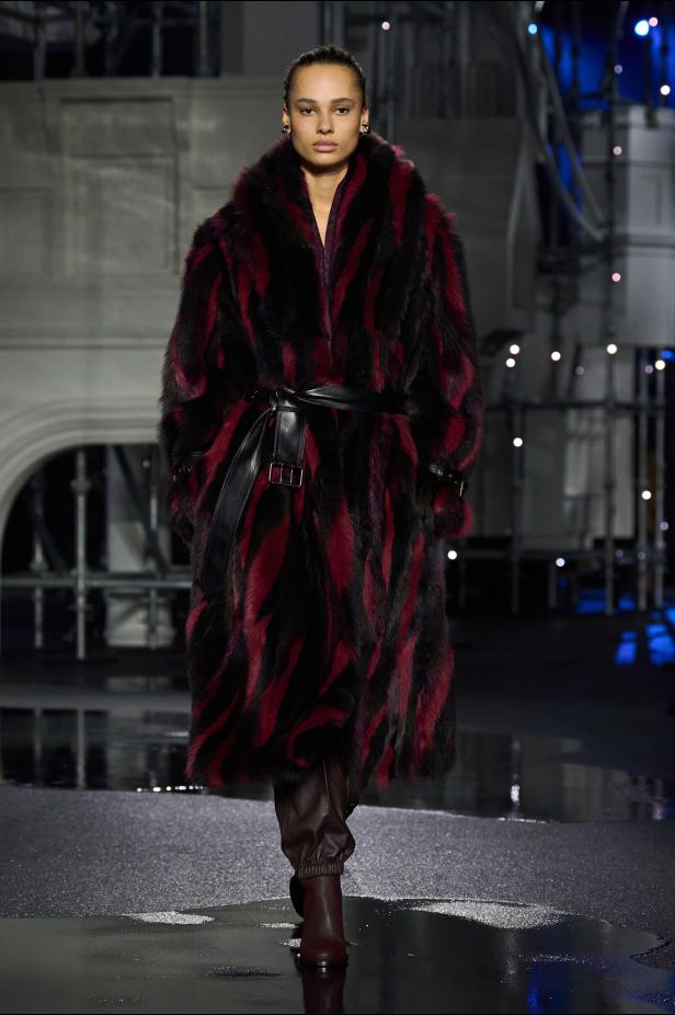 ‎"‎الترنش كوت" يتحدى مطر لندن بأناقة عصرية في مجموعة ‏Burberry‏ لخريف 2026 ‏