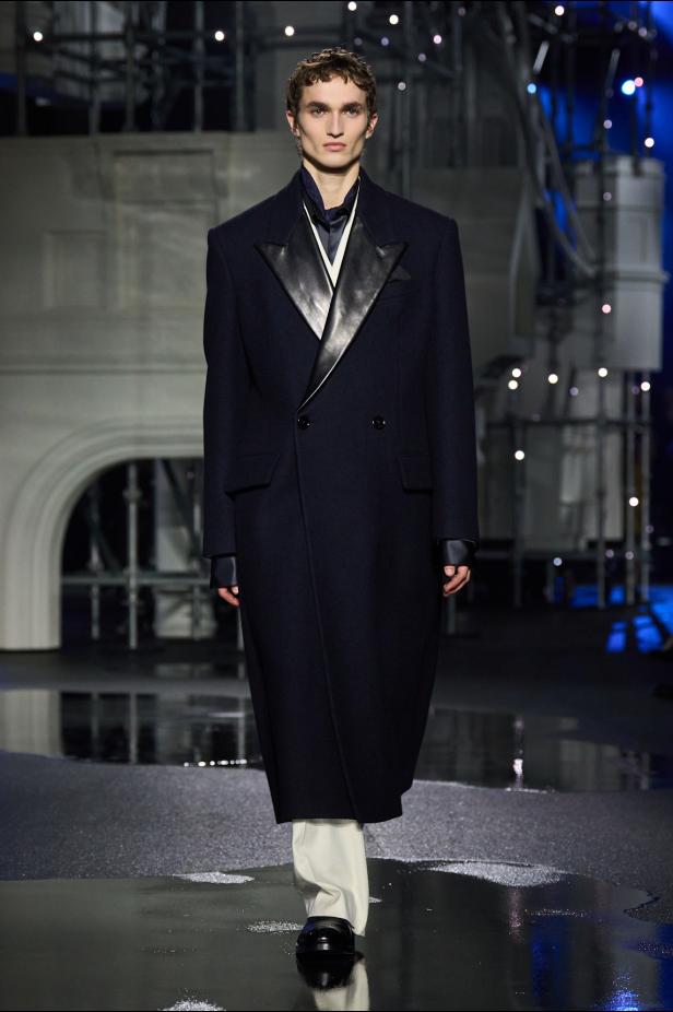 ‎"‎الترنش كوت" يتحدى مطر لندن بأناقة عصرية في مجموعة ‏Burberry‏ لخريف 2026 ‏