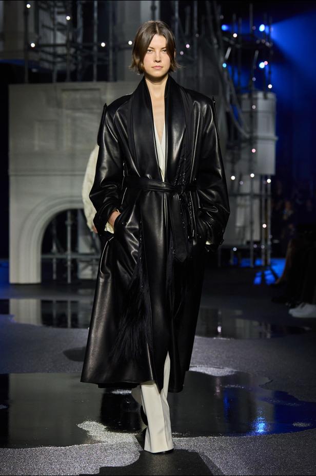 ‎"‎الترنش كوت" يتحدى مطر لندن بأناقة عصرية في مجموعة ‏Burberry‏ لخريف 2026 ‏