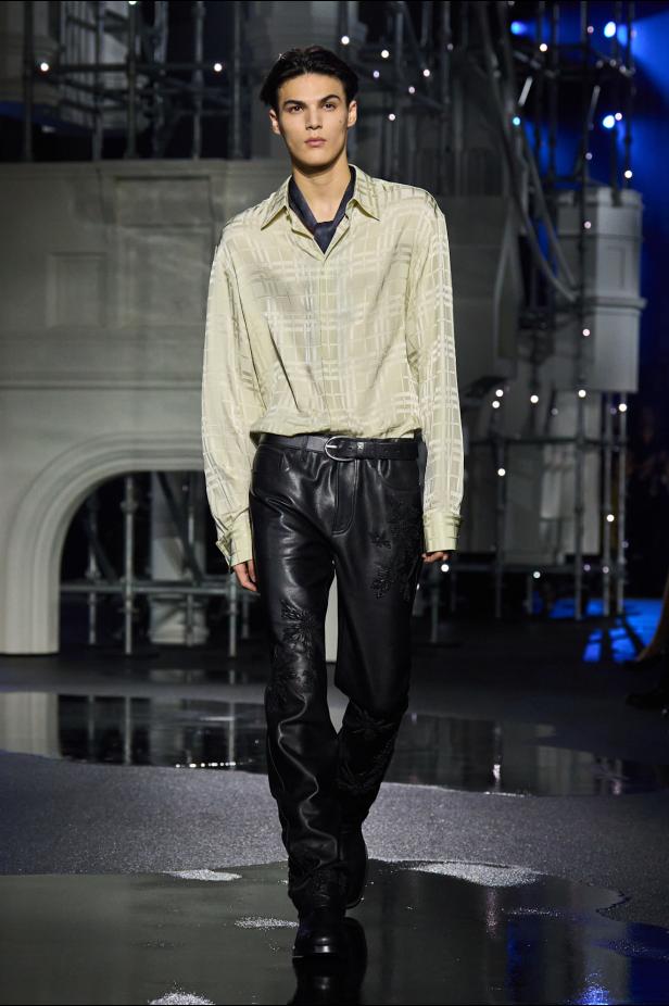 ‎"‎الترنش كوت" يتحدى مطر لندن بأناقة عصرية في مجموعة ‏Burberry‏ لخريف 2026 ‏