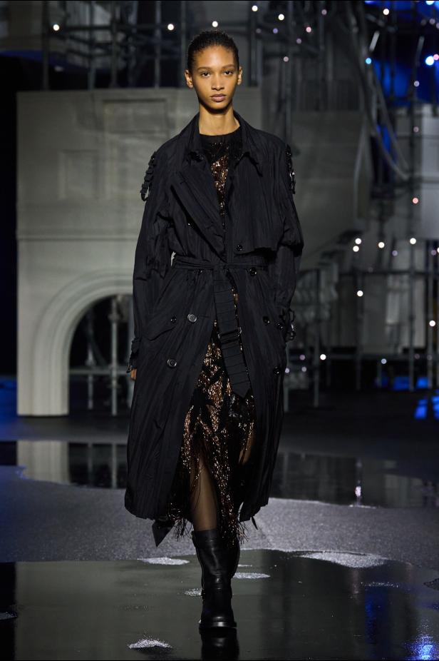 ‎"‎الترنش كوت" يتحدى مطر لندن بأناقة عصرية في مجموعة ‏Burberry‏ لخريف 2026 ‏