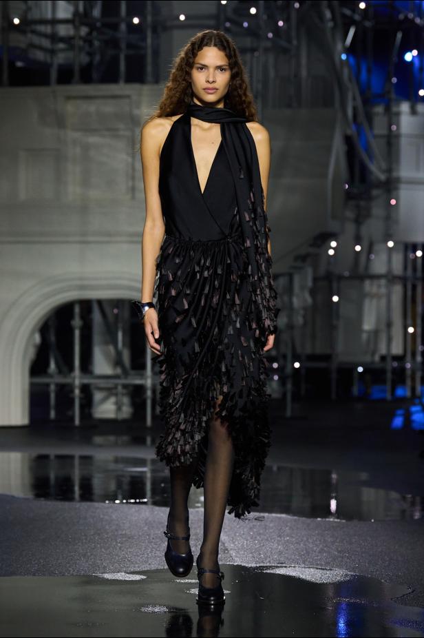 ‎"‎الترنش كوت" يتحدى مطر لندن بأناقة عصرية في مجموعة ‏Burberry‏ لخريف 2026 ‏