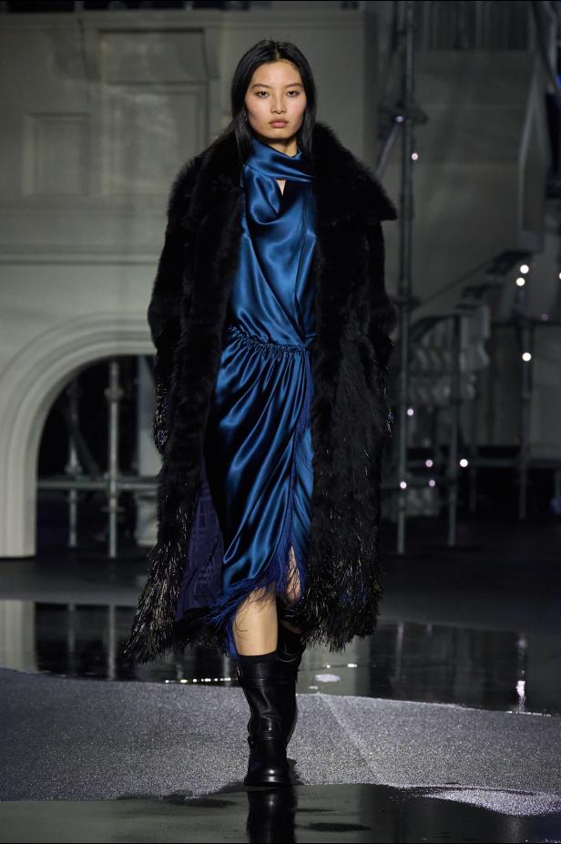 ‎"‎الترنش كوت" يتحدى مطر لندن بأناقة عصرية في مجموعة ‏Burberry‏ لخريف 2026 ‏